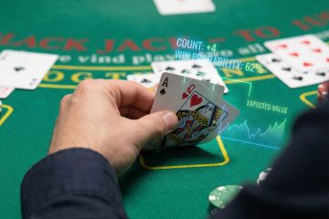 검은색 블랙잭 테이블 위에 손에 든 카드와, 그 위로 겹쳐진 투명한 통계 그래프가 정보 우위를 상징하는 모습이다.